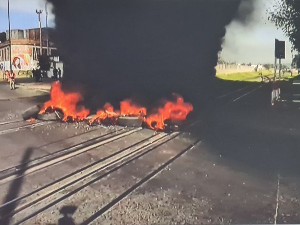 Castells vuelve a los cortes en medio de la polémica por los piquetes