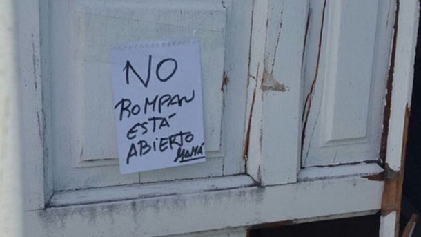 Puso un cartel para que la policía no rompa la puerta cada vez que buscan a su hijo