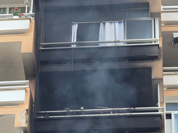 El fuego comenzó alrededor de las 5 de la mañana en el tercer piso de un edificio residencial. El fuego comenzó alrededor de las 5 de la mañana en el tercer piso de un edificio residencial.
