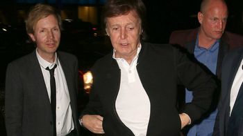 sin la ayuda de sus amigos: sir paul mccartney se quedo afuera de una fiesta sin la ayuda de sus amigos: sir paul mccartney se quedo afuera de una fiesta