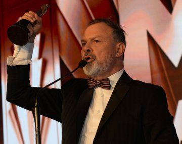 Gustavo Sylvestre con su Martín Fierro.