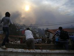 Ascienden a 13 los muertos y 2.200 las casas destruidas por el incendio en Valparaíso