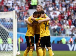 Eden Hazard festeja el segundo gol a la par de los que compraron televisores en Krëfel Eden Hazard festeja el segundo gol a la par de los que compraron televisores en Krëfel