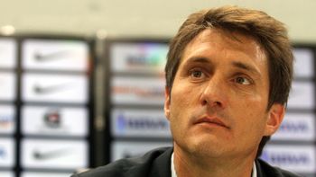 en su primer dia, guillermo armo su equipo con tevez y chavez como delanteros en su primer dia, guillermo armo su equipo con tevez y chavez como delanteros