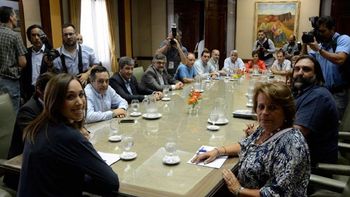 Vidal y los docentes en el inicio de la paritaria de 2016 Vidal y los docentes en el inicio de la paritaria de 2016