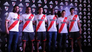 river presento su nueva camiseta en el monumental river presento su nueva camiseta en el monumental