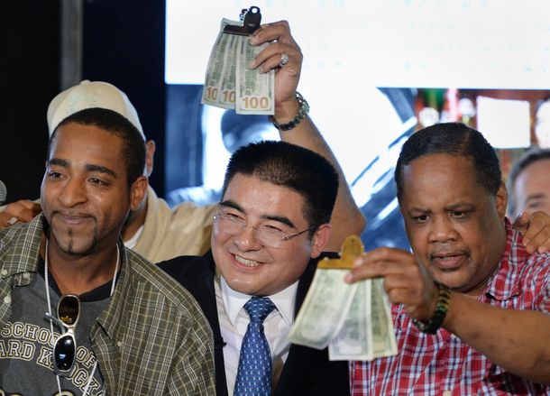 Millonario chino le regala dólares a los sin techo y los invita a comer