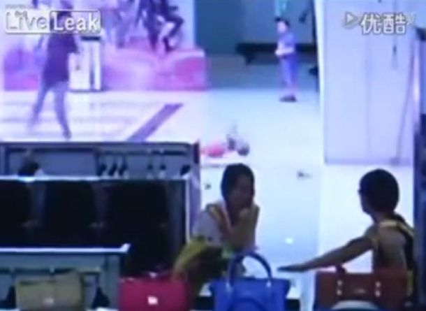 VIDEO:  un nene cayó de una escalera mecánica y se salvó de milagro