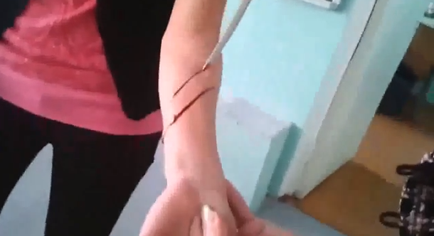 VIDEO: Una profesora de química que corta a una alumna