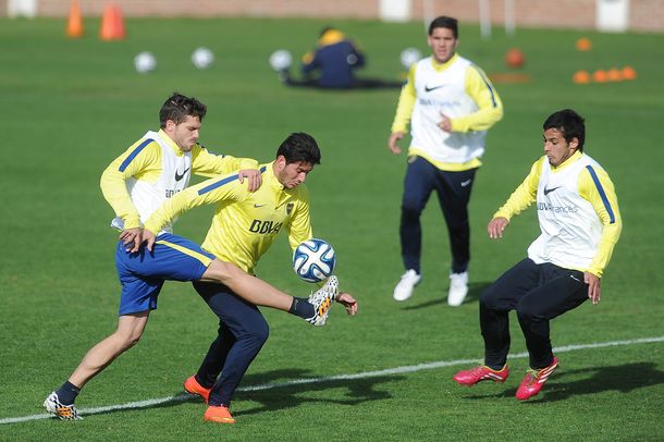 Con Forlín descartado, Bianchi probó su equipo titular para el debut
