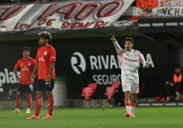 Argentinos Juniors dio el golpe y venció 2-1 a Estudiantes en La Plata