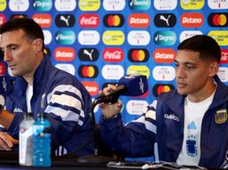 Tenso cruce de Scaloni y un periodista por mal estado de las canchas