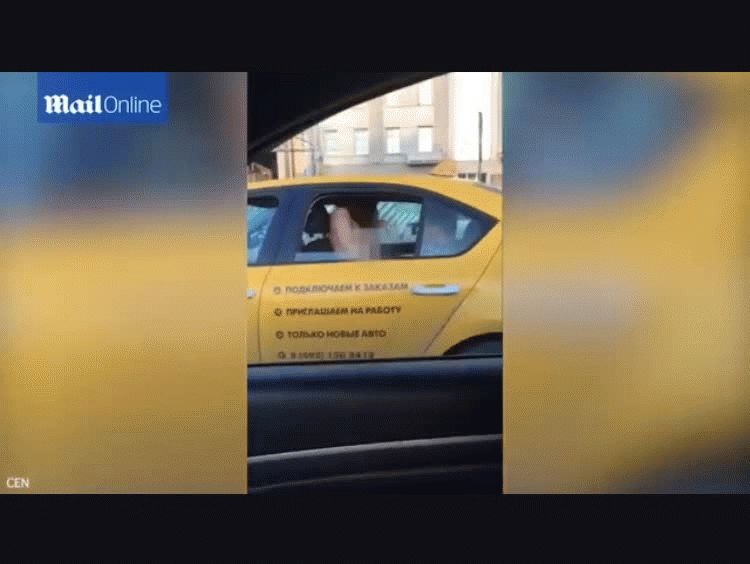 Iba teniendo sexo en el taxi y la grabaron