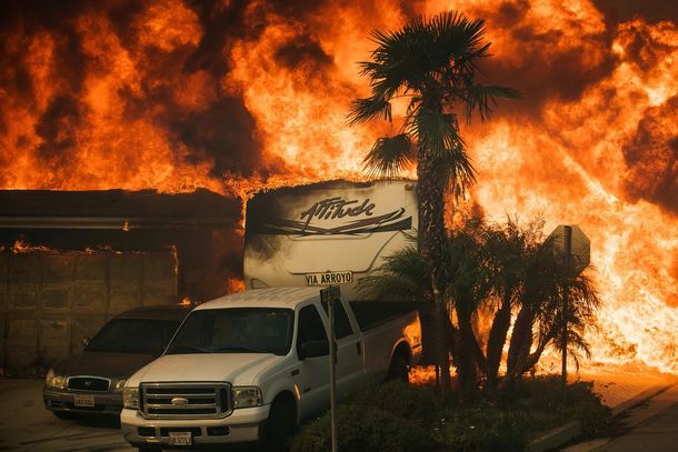 Fuego descontrolado en California: más de 200 mil evacuados