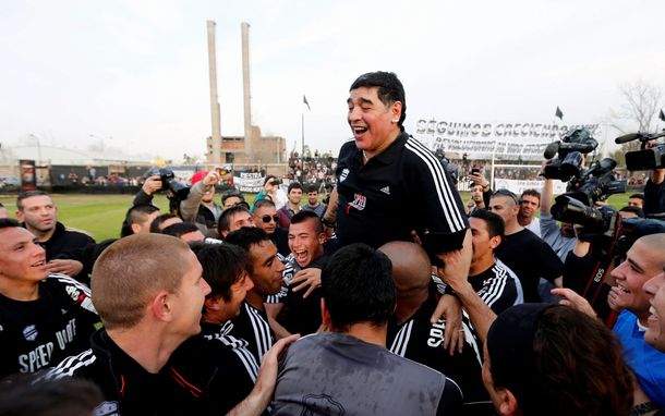Maradona festejó desde Venezuela el ascenso de Deportivo Riestra
