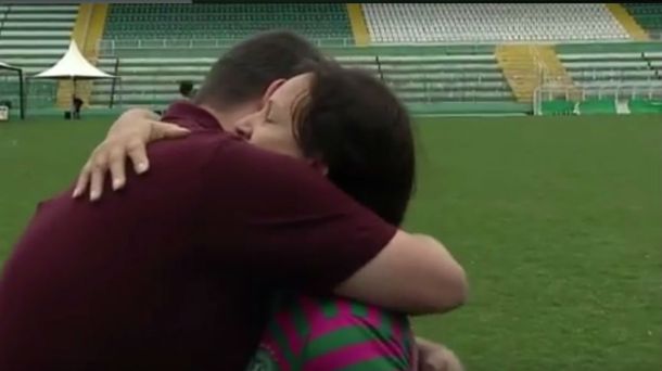 El emotivo abrazo entre un periodista y la mamá de Danilo.