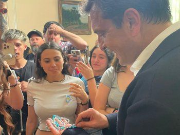 Swifties del Carlos Pellegrini le regalaron friendship bracelets a Sergio Massa