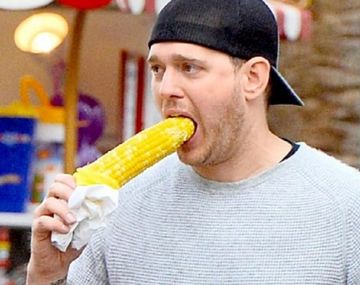 Los memes de Bublé comiendo choclo