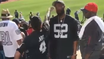 papelon en plena tribuna: se creyo karateca, molesto a otro hincha y lo molieron a golpes papelon en plena tribuna: se creyo karateca, molesto a otro hincha y lo molieron a golpes