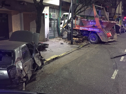 otra vez un camion: volquetero embistio un auto, una moto y se incrusto en un local otra vez un camion: volquetero embistio un auto, una moto y se incrusto en un local