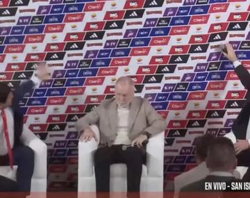 Susto en Lima: un cartel cayó durante la presentación de Mano Menezes en Perú