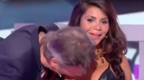 Una mujer se negó a darle un beso a un hombre y este le besó el pecho.