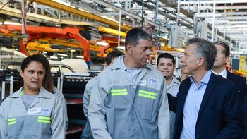 video: macri visito una fabrica y los trabajadores lo recibieron con abucheos video: macri visito una fabrica y los trabajadores lo recibieron con abucheos