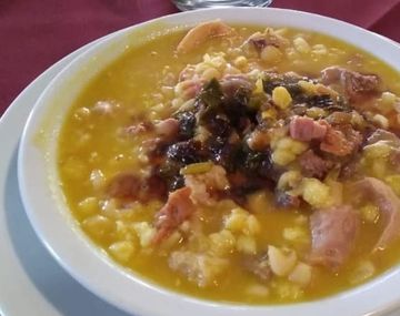 El bodegón en Buenos Aires donde hacen milanesas napolitanas gigantes, tortilla de papa y una parrilla bien argentina