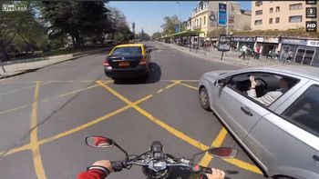 atropella a una moto, hulle y es perseguido atropella a una moto, hulle y es perseguido