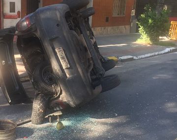 Un cami&oacute;n choc&oacute; contra cinco autos en Parque Patricios. Foto&nbsp;@DuetteLucas