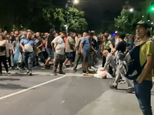 La Plata: un hombre se infartó en el cacerolazo contra el mega DNU de Javier Milei