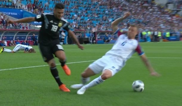 ¡Penalazo! Clara mano en el área de Islandia que el árbitro no quiso cobrar