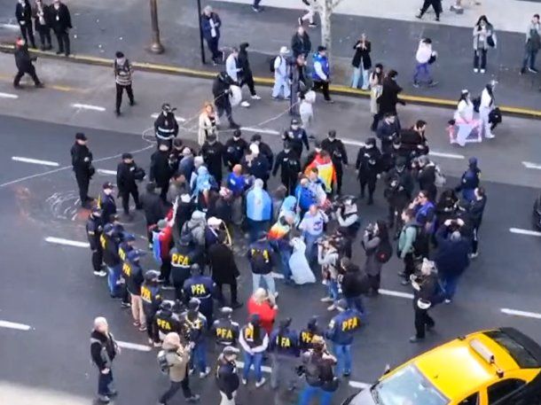 Jubilados increparon a un subcomisario de la Policía Federal: Nosotros les pagamos el sueldo