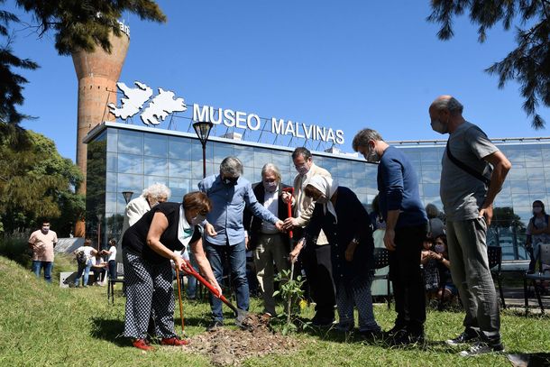 Día de la memoria: plantaron árboles en la ex ESMA para recordar a las víctimas