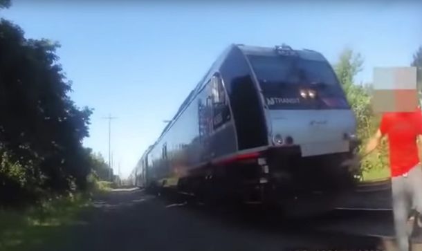 Salvó a un hombre de ser atropellado por un tren