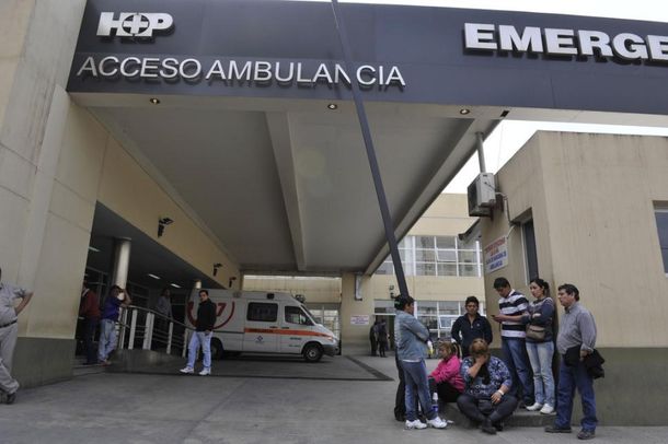 La familia de la víctima en la entrada del hospital.