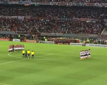 Brazalete negro y minuto de silencio en el partido de River con San Pablo