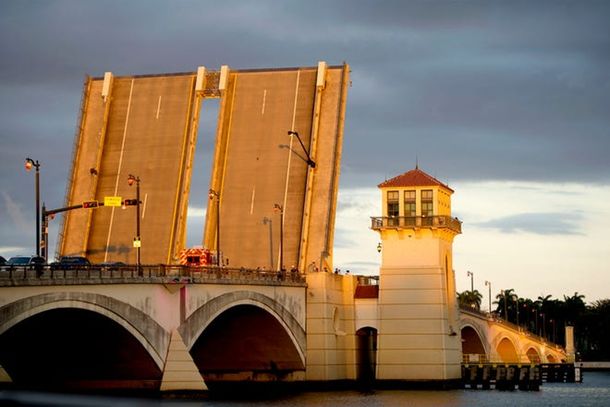 Estados Unidos: una mujer murió al caer de un puente levadizo