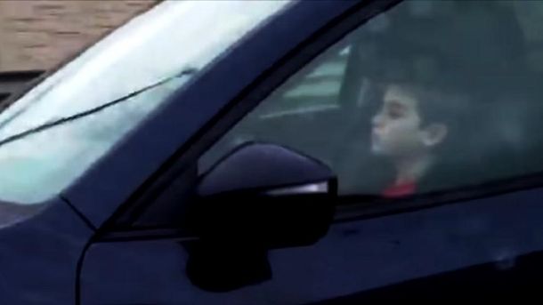 Niño conduciendo a 100 kilómetros por hora en Monterrey