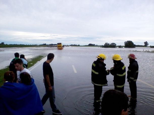 Corte total en la autopista Buenos Aires-Rosario por las inundaciones