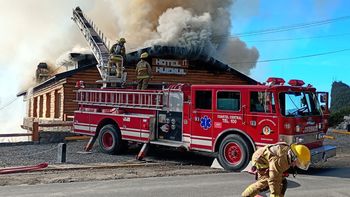 El fuego consumió rápidamente gran parte de la estructura de madera del emblemático hotel a orillas del lago Nahuel Huapi (Bariloche) El fuego consumió rápidamente gran parte de la estructura de madera del emblemático hotel a orillas del lago Nahuel Huapi (Bariloche)