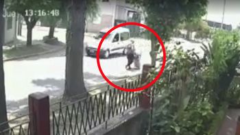 brutal accidente en solano: un auto choco con un colectivo y atropello a una mujer brutal accidente en solano: un auto choco con un colectivo y atropello a una mujer