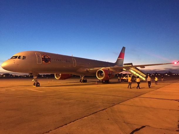 El avión privado de los Guns N Roses en la pista de aterrizaje del&nbsp;Aeropuerto Internacional Islas Malvinas de Rosario