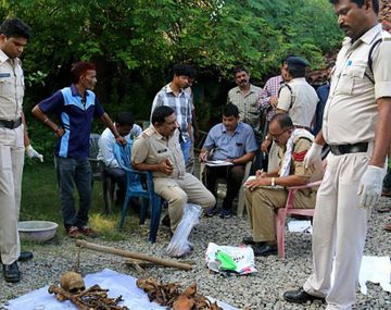 La denunciaron por malos olores: había enterrado a su marido en su habitación