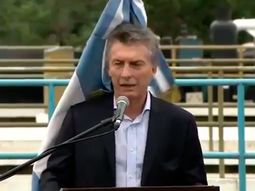 el blooper de macri en formosa: se le cayo encima la bandera argentina el blooper de macri en formosa: se le cayo encima la bandera argentina