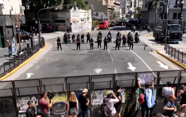 Fuerte operativo y tensión entre la Policía y manifestantes en el Congreso
