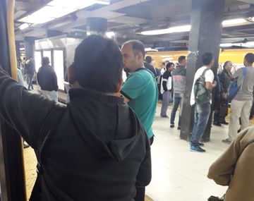 Una trabajadora se sentó en las vías de la línea C y paró el servicio por casi dos horas