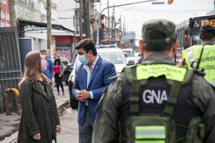 La ministra de Seguridad de la Nación, Sabina Frederic, y el intendente de La Matanza, Fernando Espinoza, supervisan el trabajo de Gendarmería