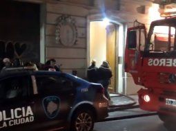 Los bomberos pudieron acceder al departamento y constataron el fallecimiento de la mujer