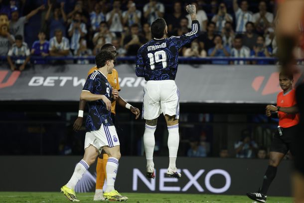 De penal, Nicolás Otamendi convirtió el tercer gol de Argentina ante Zambia